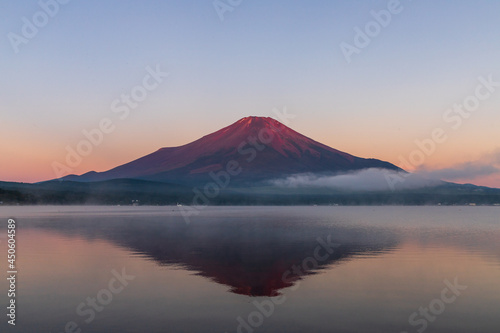 山中湖から赤富士と湖面に映る逆さ富士 © Umibozze