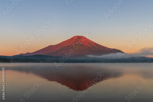 山中湖から赤富士と湖面に映る逆さ富士