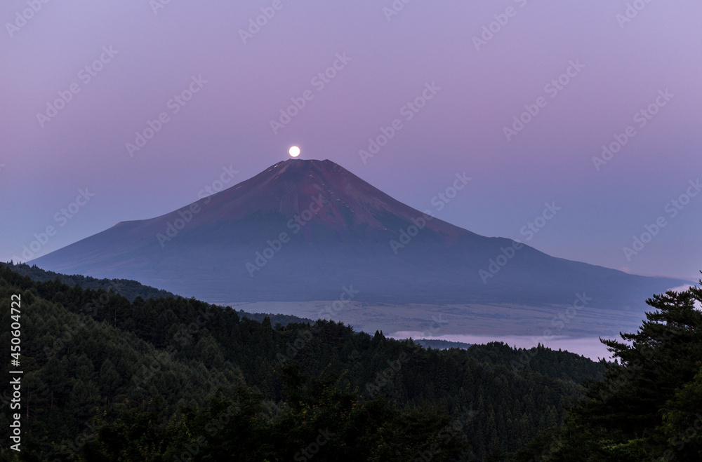二十曲峠から夜明けの富士山に沈む満月 二十曲峠から夜明けの富士山に沈む満月