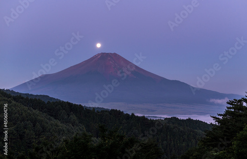 二十曲峠から夜明けの富士山に沈む満月