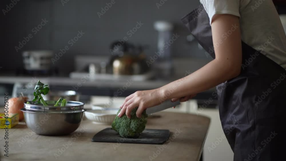 料理する女性の手元