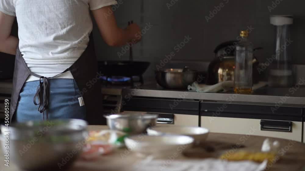 料理する女性