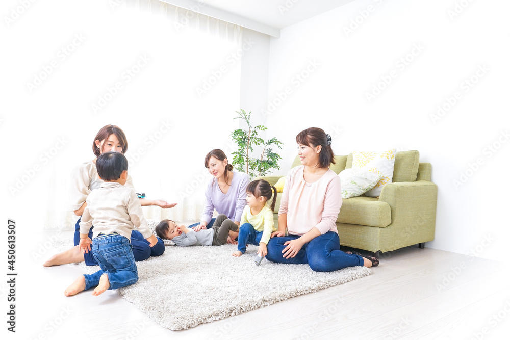 自宅に集まるお母さんと子供