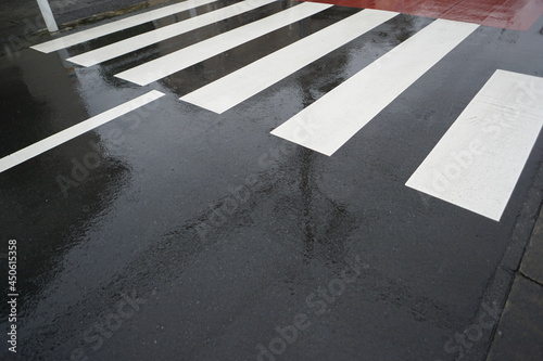 横断歩道・雨・危険・スリップ・注意喚起
