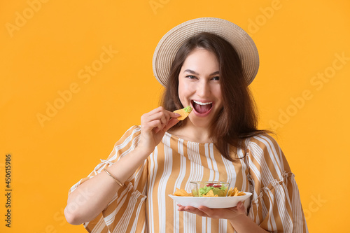 Beautiful young woman eatin...