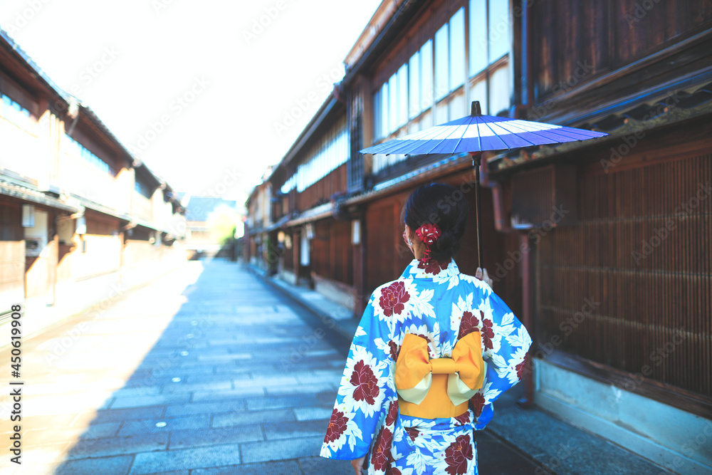 Fototapeta premium 金沢 ひがし茶屋街と着物姿の女性