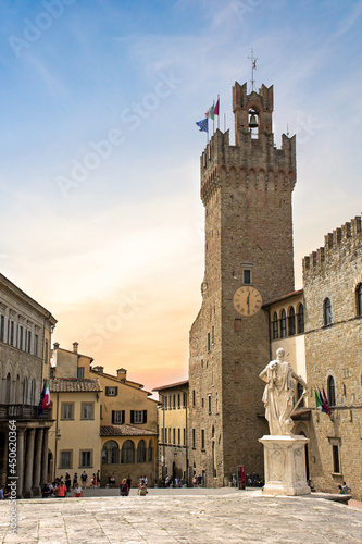 Foto Italy, Arezzo, Tuscany. View of the Palazzo dei Priori at sunset