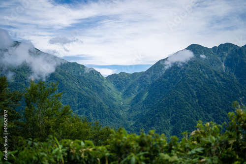 富山県中新川郡上市町の中山から立山の剱岳を望む登山をしている風景 A view of mountain climbing with a view of Tsurugidake in Tateyama from Nakayama in Kamiichi Town, Nakashinagawa County, Toyama Prefecture.