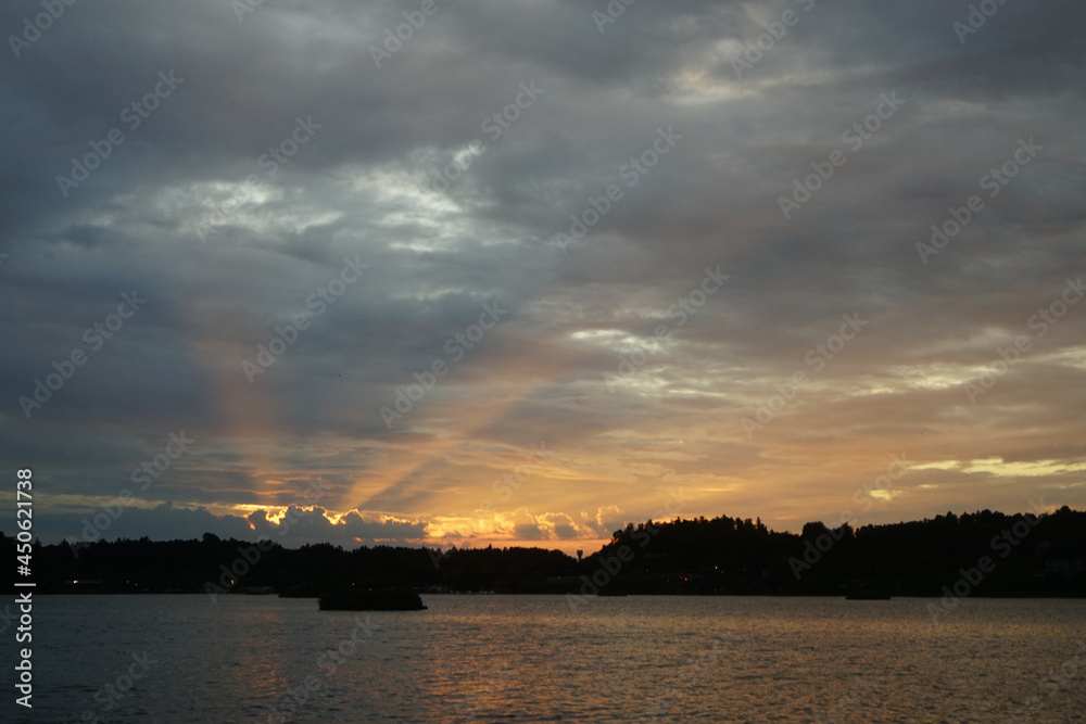 Naklejka premium 夕景（薄明光線）