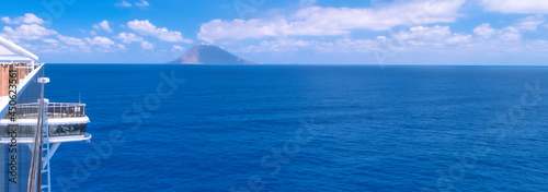Vue du volcan le Stromboli depuis un navire de croisière. 