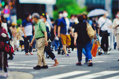 横断歩道を渡る人々 ビジネスイメージ © beeboys