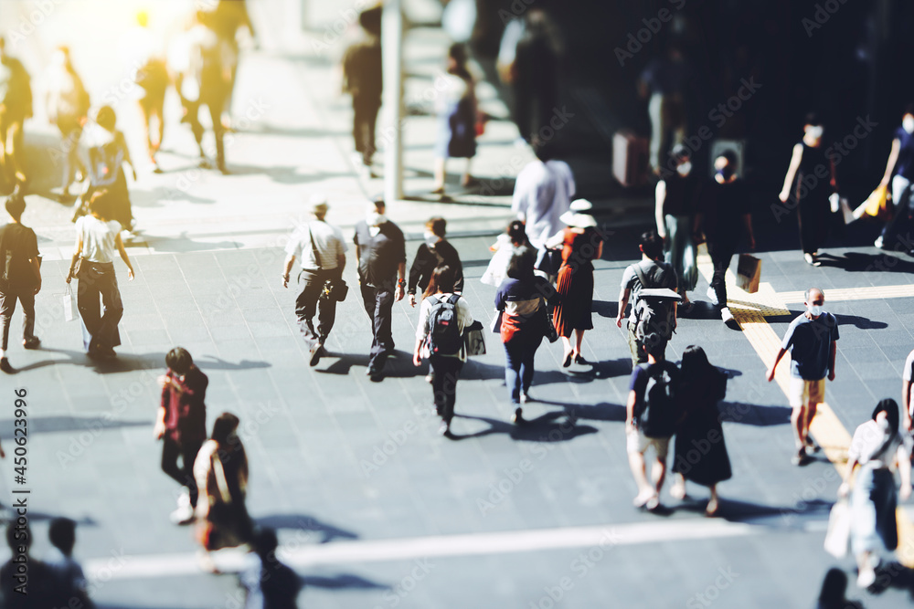 Obraz premium 都市を行き交う群衆 ビジネスイメージ