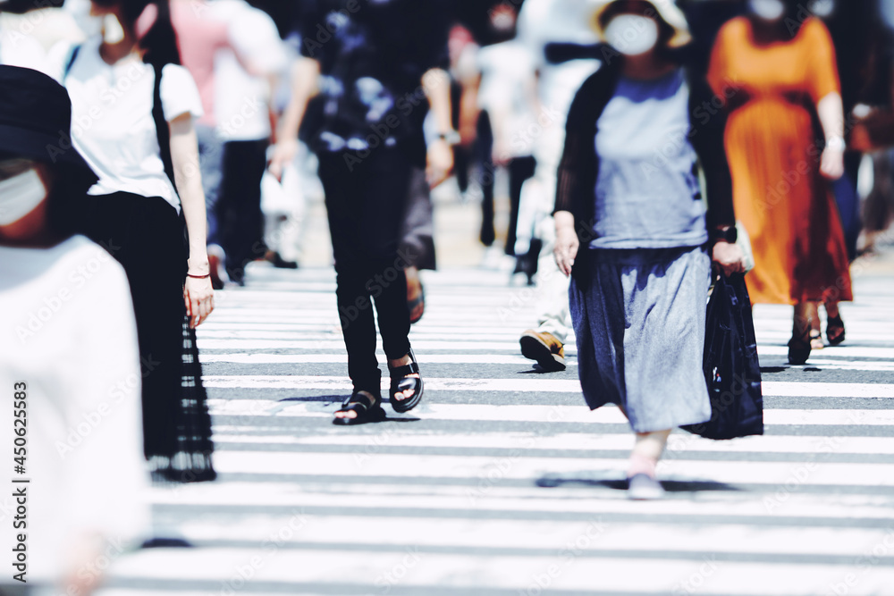 Fototapeta premium 横断歩道を渡る人々 ビジネスイメージ