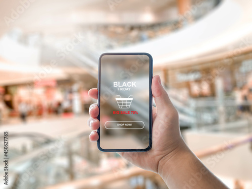 Shopping during flash sales and receiving privileges from purchasing products via smartphone by pressing the shopping button and paying via wallet online payment, in the shopping mall area.