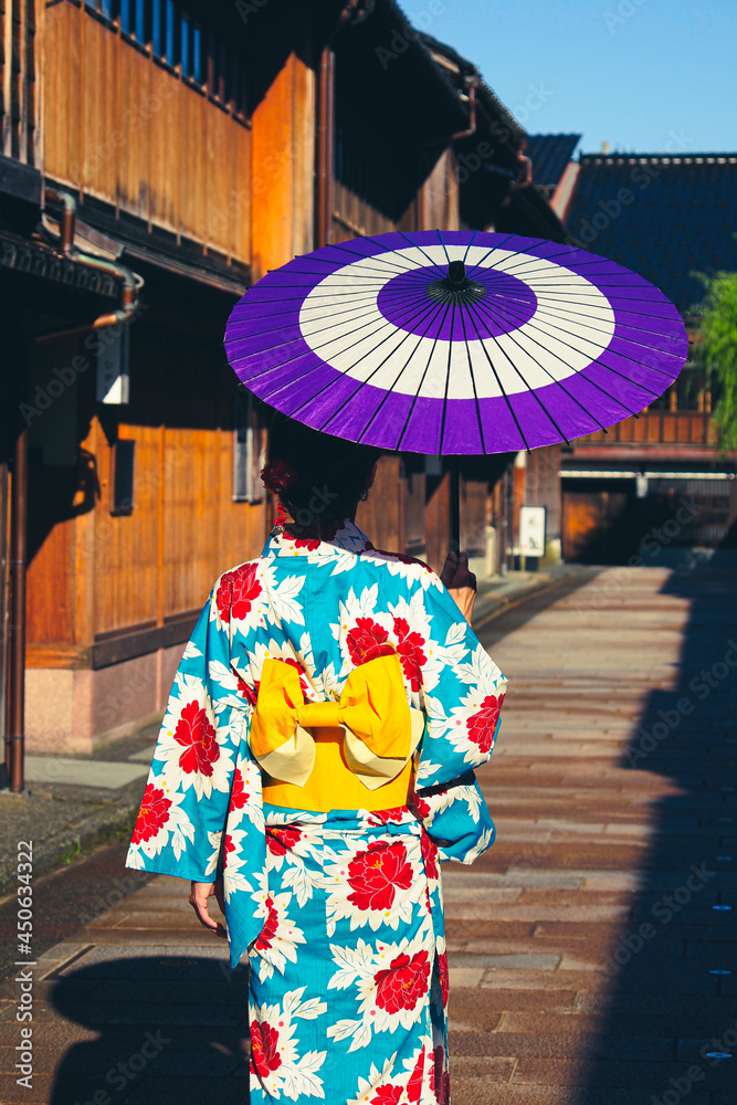 Fototapeta premium 金沢 ひがし茶屋街と着物姿の女性