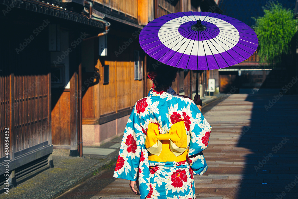 Fototapeta premium 金沢 ひがし茶屋街と着物姿の女性