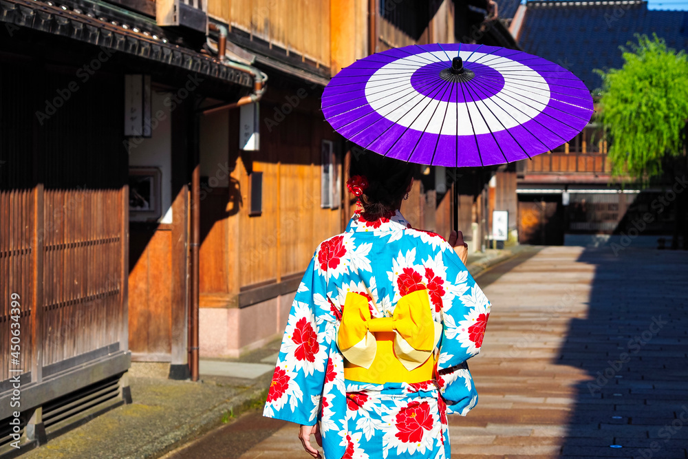 Fototapeta premium 金沢 ひがし茶屋街と着物姿の女性