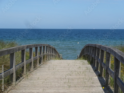 Holzbrücke auf dem Weg zum Meer mit blauem Himmel © Wilfried Bischoff