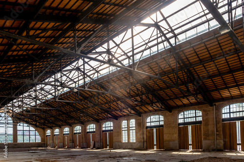 verlassene alte Fabrik Halle mit Licht in Valencia
