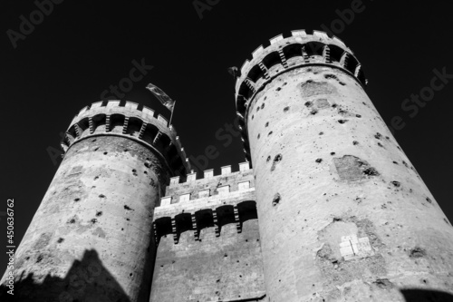 Historiches Stadttor torres de quart in Valencia in schwarz-weiss photo