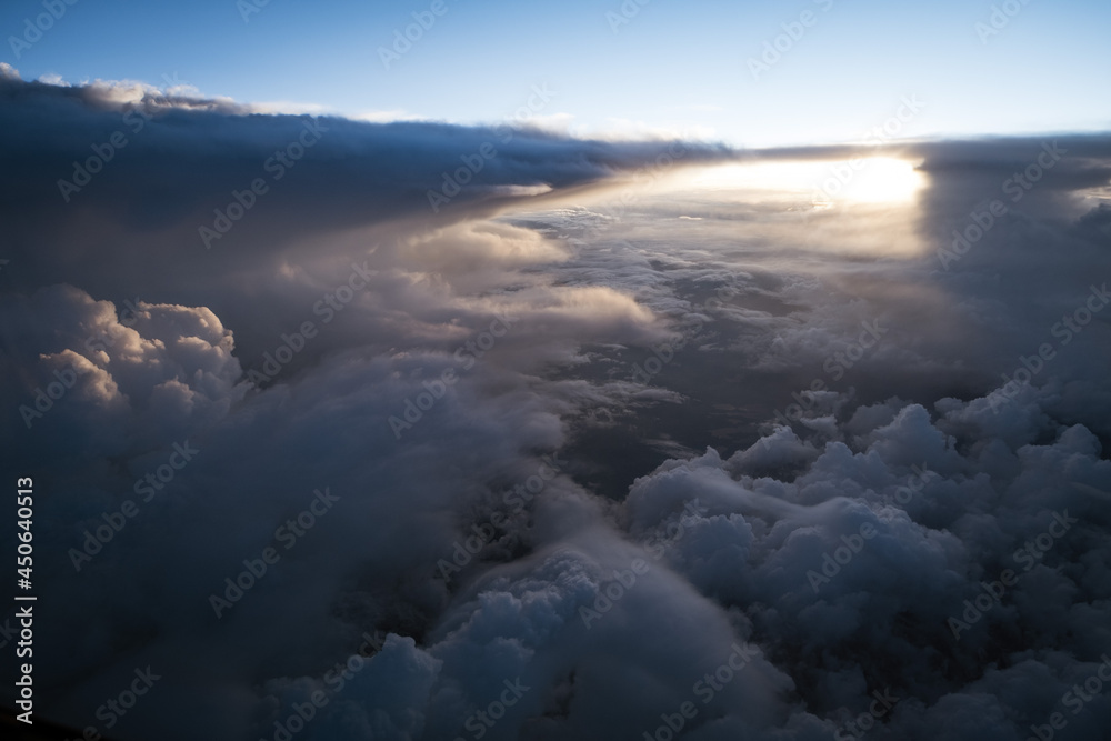 Fototapeta premium Wolkenlandschaft aus Flugzeug Cockpit