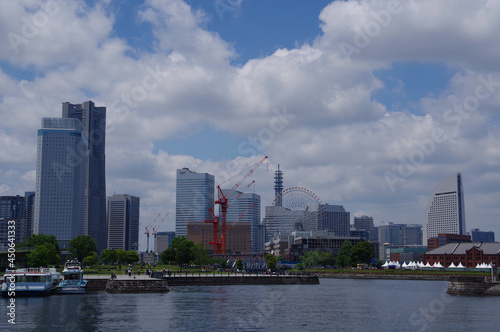 快晴の港町横浜の風景