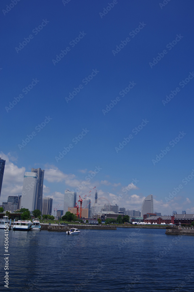 快晴の港町横浜の風景