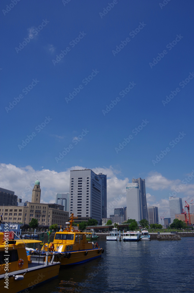 Fototapeta premium 快晴の港町横浜の風景