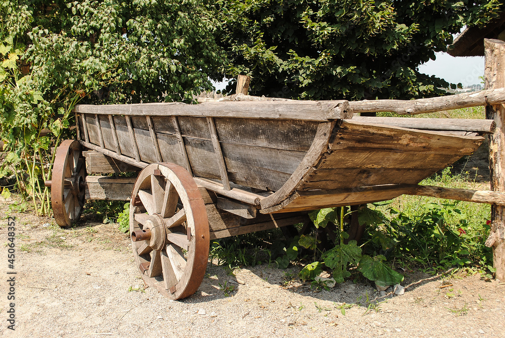Obraz premium Old wooden cart wooden wheel.
