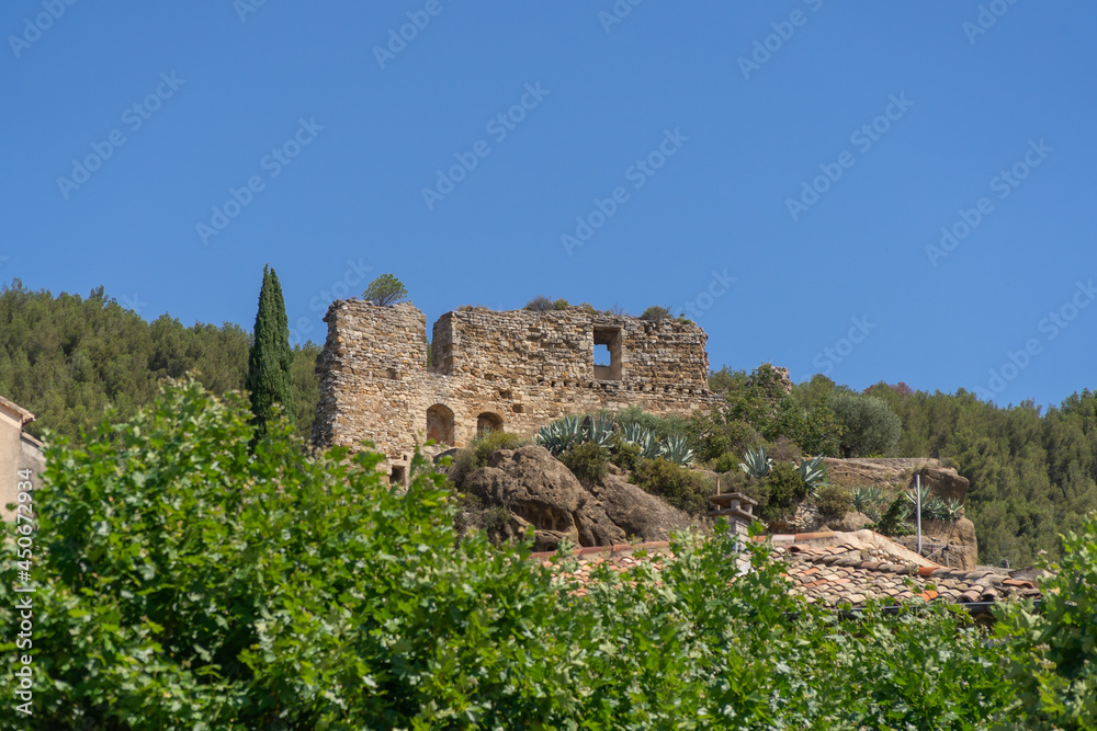 Fototapeta premium Ruines à Beaumes-de-Venise, Provence, France
