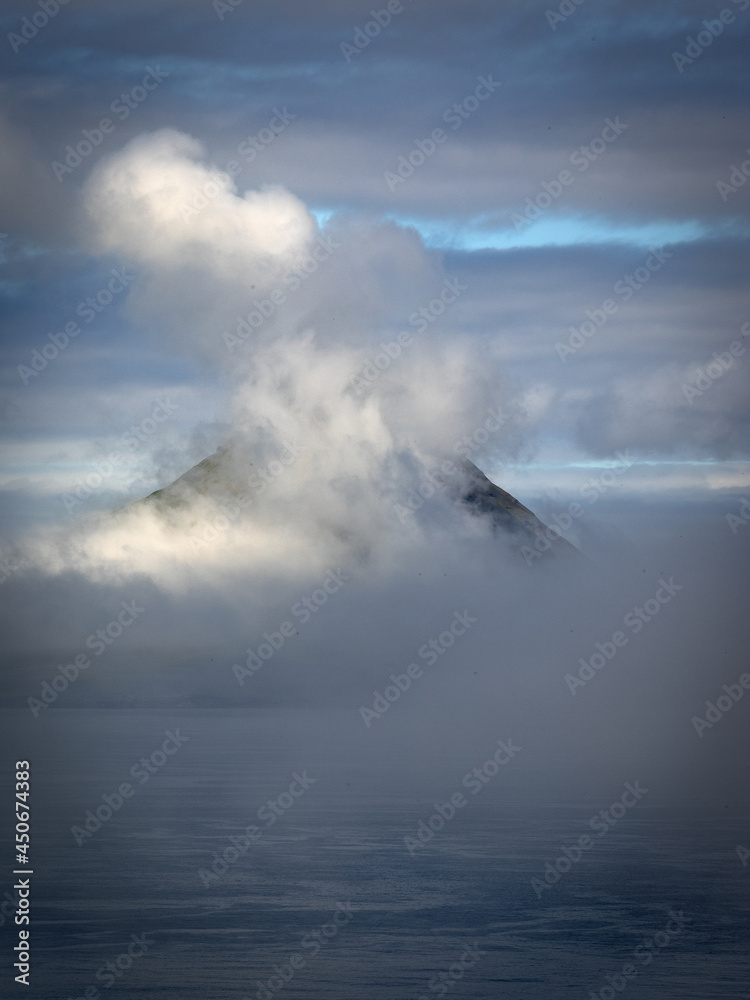 Färöer - die Insel Koltur im Nebel