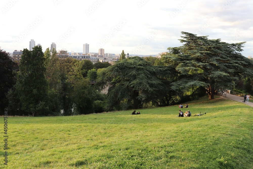 Le parc des Buttes Chaumont, dans le 19eme arrondissement de Paris, ville de Paris, France Le parc des Buttes Chaumont, dans le 19eme arrondissement de Paris, ville de Paris, France
