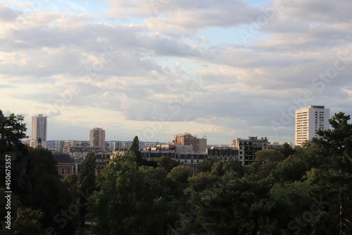 Le parc des Buttes Chaumont, dans le 19eme arrondissement de Paris, ville de Paris, France