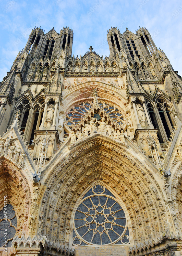Fototapeta premium Reims, cathedral main portal with historical religious figures