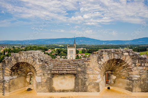 Vue sur le village de Morestel depuis la Tour Médiévale photo