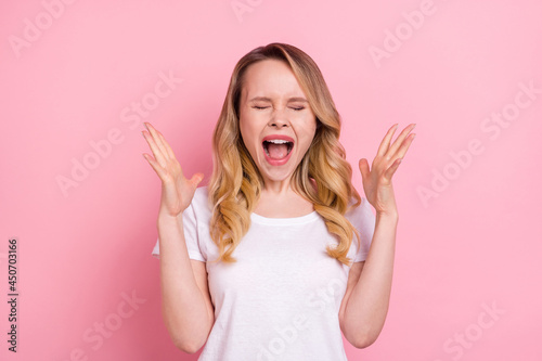 Photo portrait woman wearing white t-shirt angry screaming arguing isolated past Fotobehang