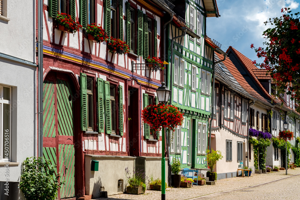 Idstein Altstadt Deutschland Taunus Fachwerk historisch Hessen Frankfurt Wiesbaden typisch Idyll Kopfsteinpflaster bunt restauriert Mittelalter Sommer Sonne Blumen Tourismus Häuser Gebäude Fassaden 