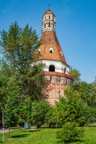 The Simonov monastery of the 14th century, which guarded the capital from the south, was called the Pearl of Moscow. The Communists blew it up, leaving only the southern wall with three towers 