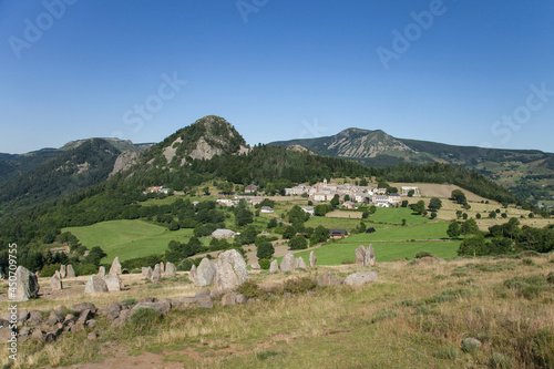 Vue panoramique du village ardéchois de Borée au pied d'un suc dans la région du mont Mézenc photo