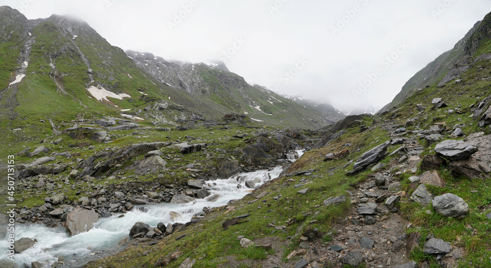 Iseltrail Hochgebirgs-Etappe: Von der Clarahütte auf zum Gletscher Iseltrail Hochgebirgs-Etappe: Von der Clarahütte auf zum Gletscher