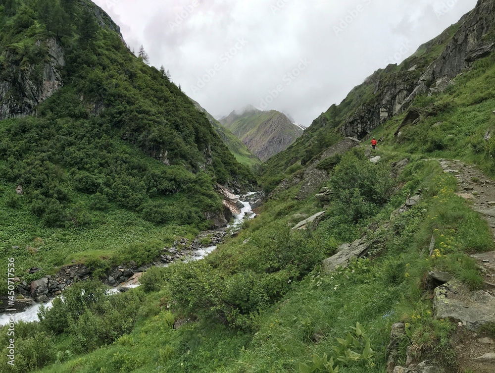 Fototapeta premium Iseltrail Hochgebirgs-Etappe: Wanderung zur Clarahütte
