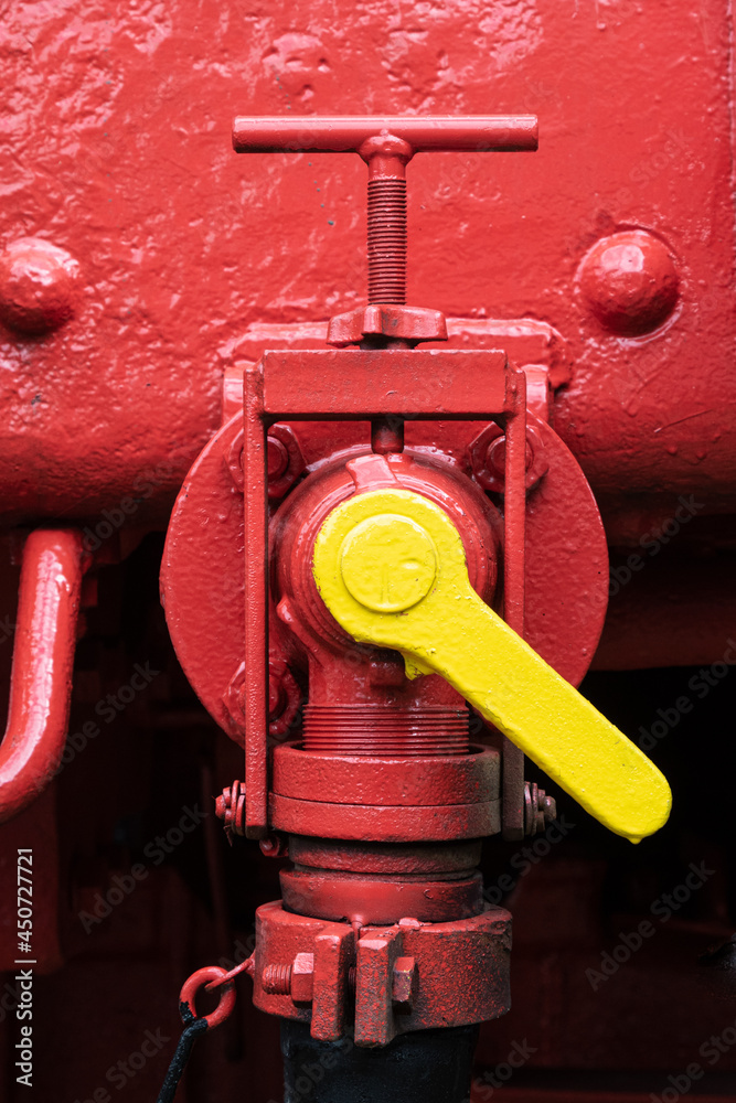 Rot und gelb angestrichenes Detail einer historischen Dampflok. Rot und gelb angestrichenes Detail einer historischen Dampflok.