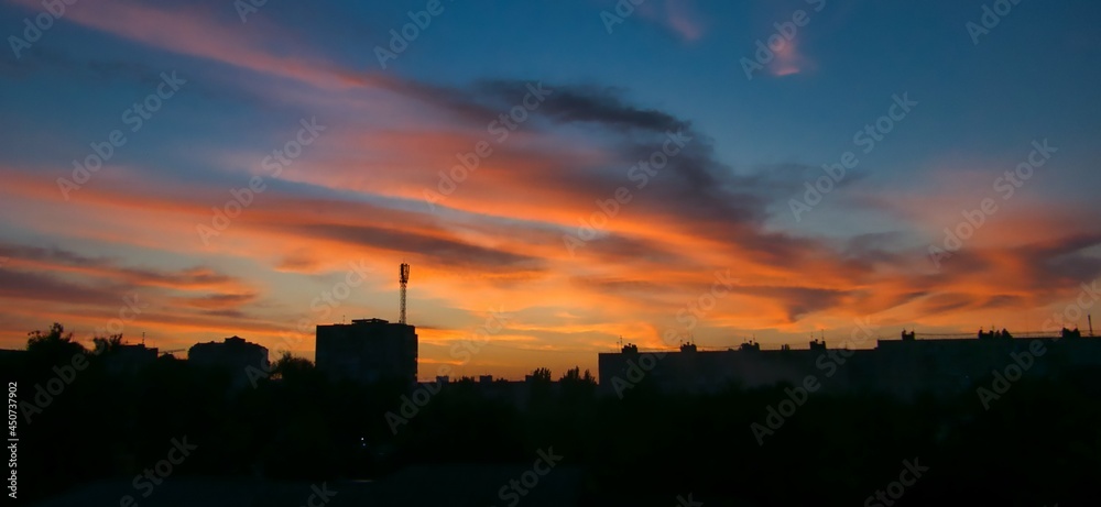Fototapeta premium the sunset hung over the city