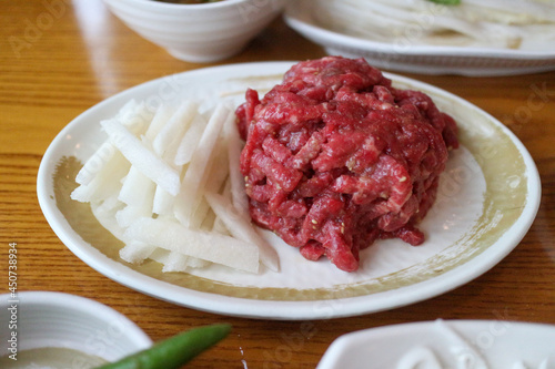 Korean beef sashimi and pear 한국식 육회와 배
