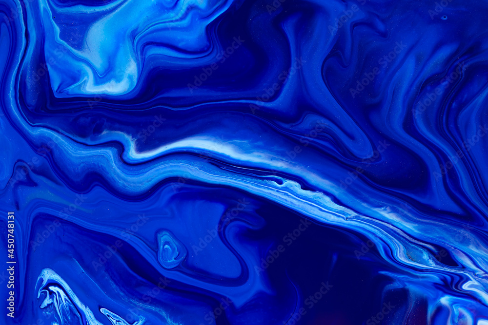 Obraz premium Fluid art texture. Backdrop with abstract mixing paint effect. Liquid acrylic picture that flows and splashes. Classic blue color of the year 2020. Blue, white and indigo overflowing colors.