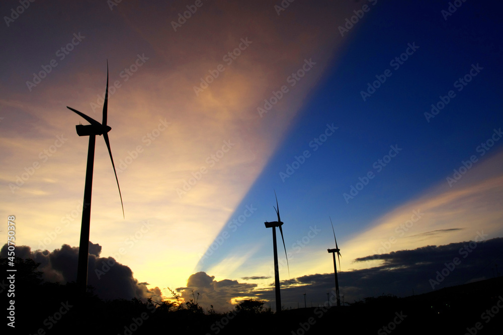 Obraz premium Torres Geológicas producen energía Honduras. 