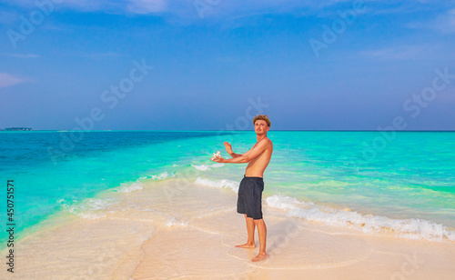 Wallpaper Mural Russian tourist vacation on island Madivaru Finolhu Rasdhoo Atoll Maldives. Torontodigital.ca