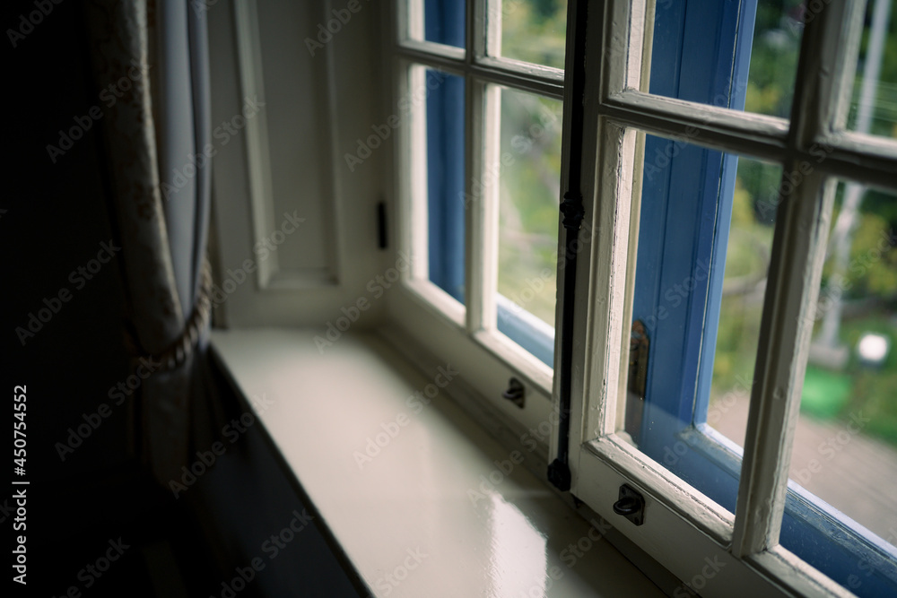Obraz premium 木枠の窓辺