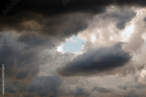 Skrawek błękitne niebo prześwitujące zza chmur