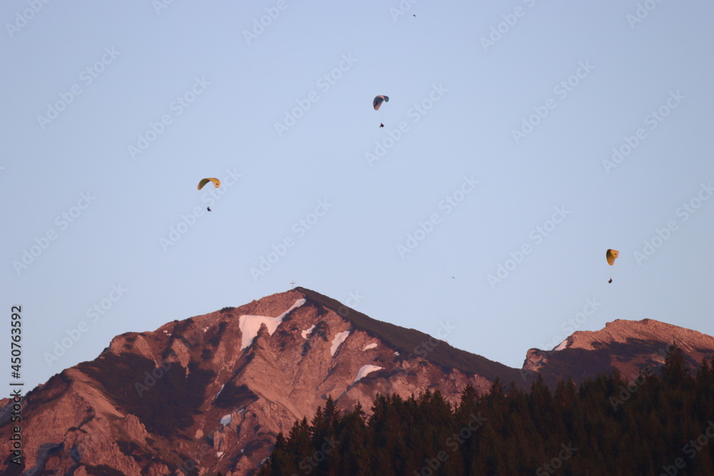 Gleitschirmflieger über dem Breitenberg Gleitschirmflieger über dem Breitenberg